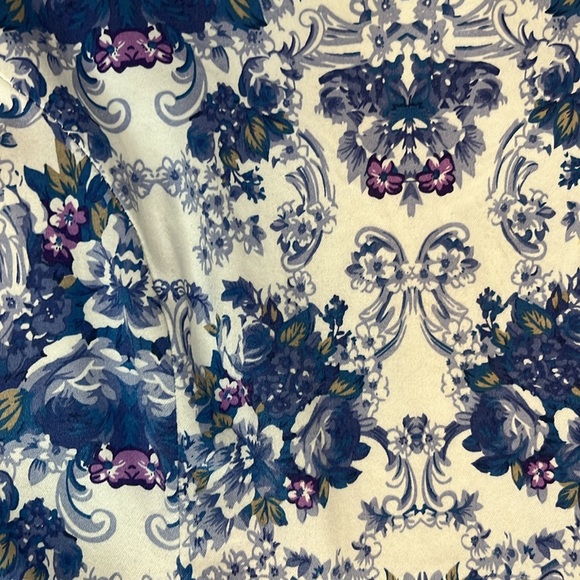 Beautiful floral scalloped edged neckline with ruffle cap, sleeves side, zipper - Picture 4 of 6